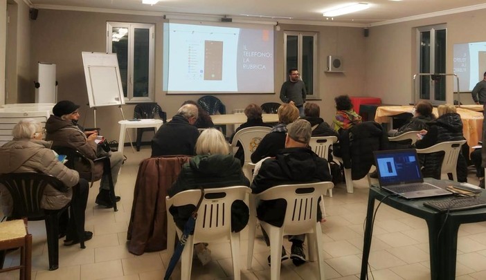 Incontro fra generazioni al Cep, successo per i laboratori smartphone per gli over 70 e di fumetto per adolescenti