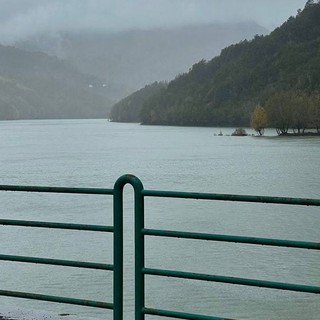 Il volto buono della pioggia: il lago del Brugneto al limite della tracimazione