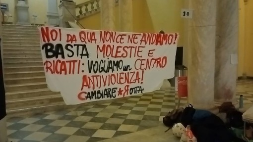 Uno degli striscioni appesi all'Università di Genova