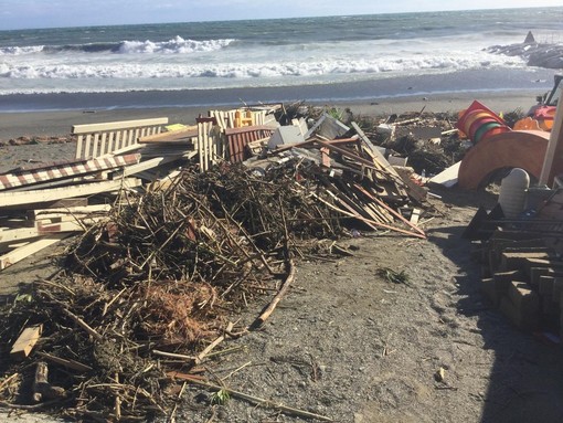 Varazze, la mareggiata e il forte vento devastano il porto e gli stabilimenti balneari, sindaco Bozzano: &quot;Danni per circa 1 milione di euro&quot; (FOTO e VIDEO)