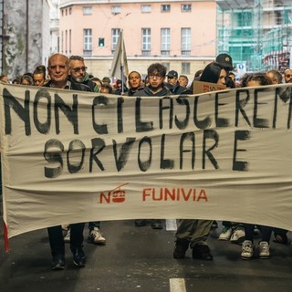 Legambiente e comitato 'Con i piedi per terra' scendono in piazza per ribadire il 'no' alla funivia del Lagaccio