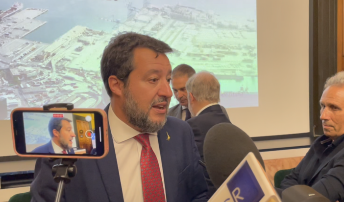 Immigrazione, Salvini a Genova: “Traffico di esseri umani gestito da criminali” (Video)