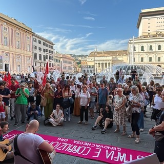 Le immagini della manifestazione sotto la sede di Regione Liguria