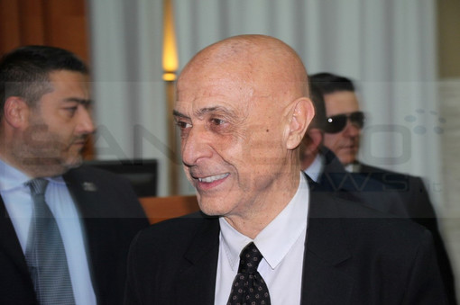 Festival Limes chiude con 8 mila presenze. Minniti contestato all'uscita del Ducale