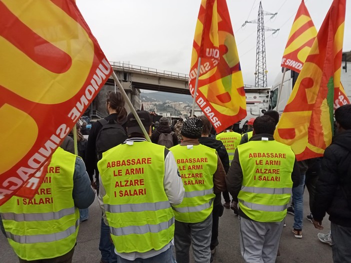 Lavoratori portuali in sciopero, chiuso il varco di San Benigno: viabilità in tilt