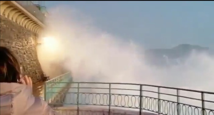 Nervi: la mareggiata rischia di trascinare in mare alcuni passanti (VIDEO)