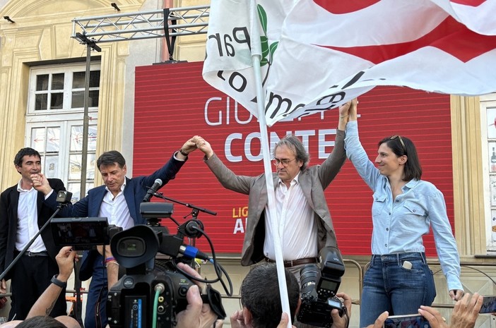 I rappresentanti del 'campo largo' sul palco di piazza De Ferrari a Genova