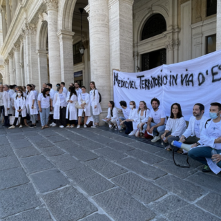 Sanità, presidio di medici e infermieri oggi in piazza De Ferrari contro i tagli del Governo