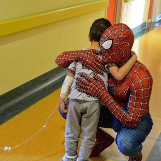 Gaslini, lo “Spiderman” Mattia Villardita  consegna i regali sospesi di Unicef