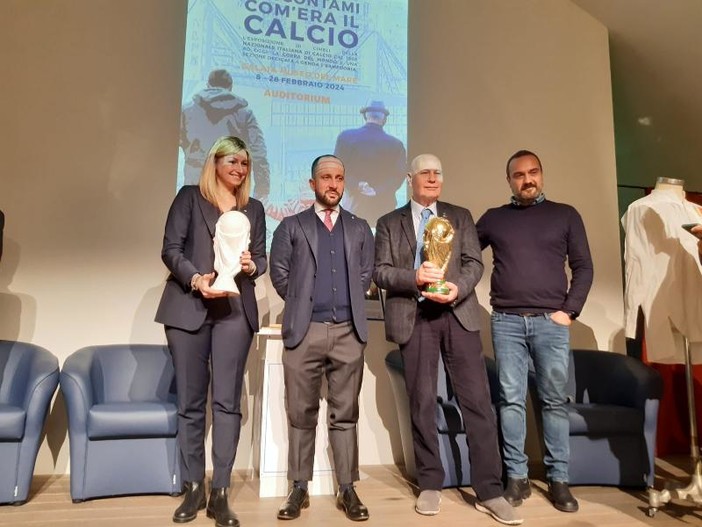 La mostra itinerante &quot;Raccontami com'era il calcio&quot; fa tappa a Genova, esposti i cimeli della Nazionale