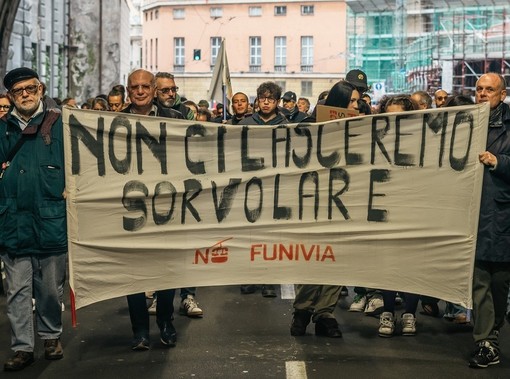 La manifestazione del comitato ‘Con i piedi per terra’ contro la funivia