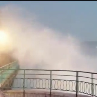 Nervi: la mareggiata rischia di trascinare in mare alcuni passanti (VIDEO)