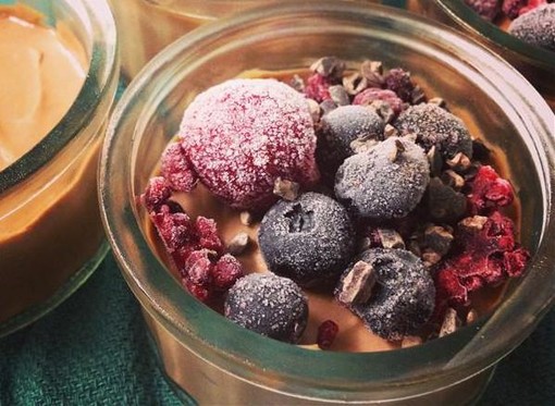 Mercoledì Veg: Mousse di cacao e more con frutti brinati