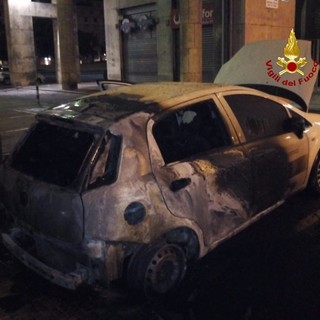 Macchina a fuoco in Viale Brigata Liguria: ipotesi di raid anarchico