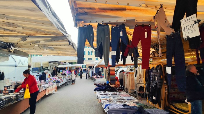 Voltri, in piazza Villa Giusti torna il mercato settimanale