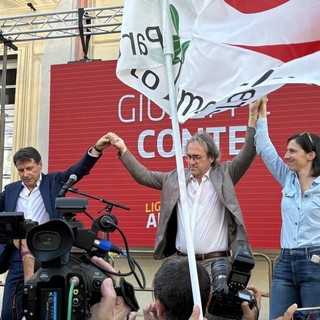 I rappresentanti del 'campo largo' sul palco di piazza De Ferrari a Genova