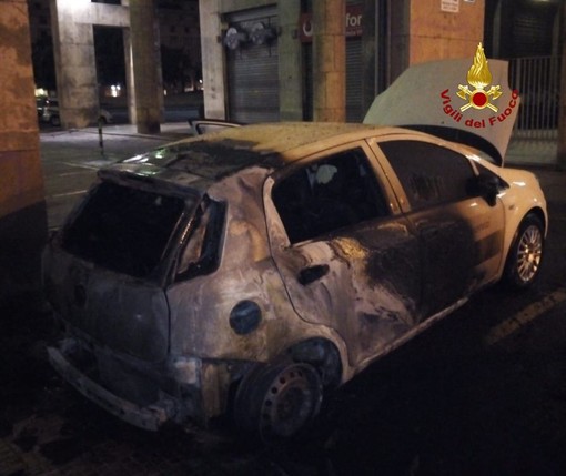 Macchina a fuoco in Viale Brigata Liguria: ipotesi di raid anarchico