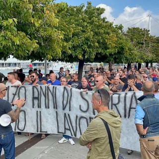 Ansaldo, protesta dei lavoratori al convegno dei 170 anni dell’azienda (Foto e Video)