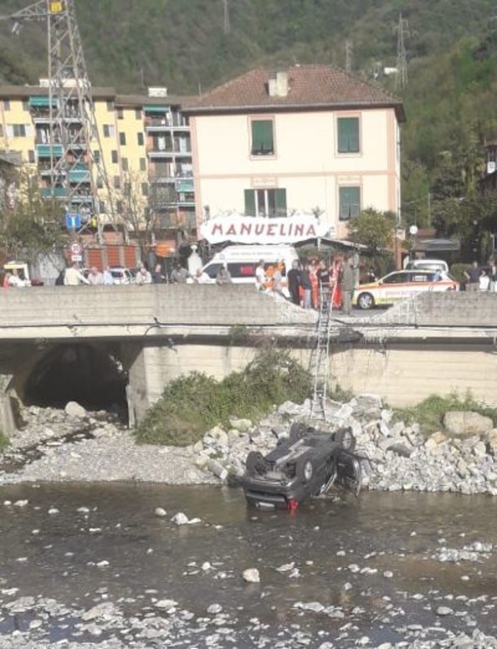 Ristoratore di Recco vola nel torrente con il Suv e i figli a bordo