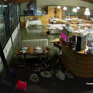 La mareggiata spacca i vetri e irrompe nel ristorante ad Arenzano (VIDEO)