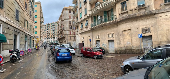 Allerta arancione: a Genova strade allagate, sottopassaggi chiusi e black out elettrici (Foto e video)