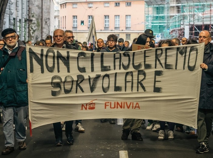 Legambiente e comitato 'Con i piedi per terra' scendono in piazza per ribadire il 'no' alla funivia del Lagaccio