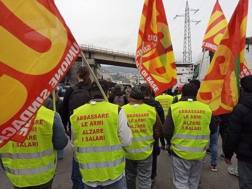 Lavoratori portuali in sciopero, chiuso il varco di San Benigno: viabilità in tilt