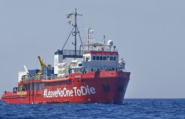 La Nave Sea Eye fa rotta verso Genova con cinquantuno naufraghi a bordo