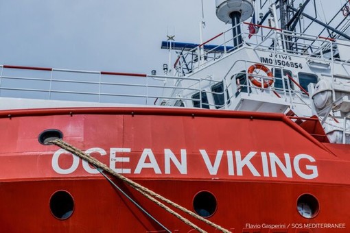 La nave Ocean Viking arriverà alla Stazione Marittima con 272 migranti: a bordo anche 9 neonati