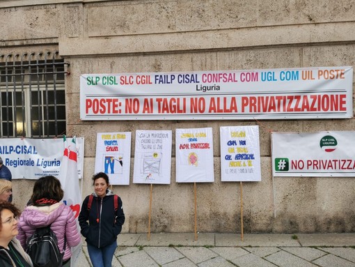 Anche a Genova il presidio dei lavoratori di Poste Italiane, i sindacati: “No alla privatizzazione di un servizio fondamentale”