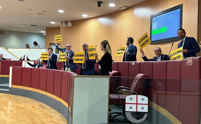 La protesta delle opposizioni in aula