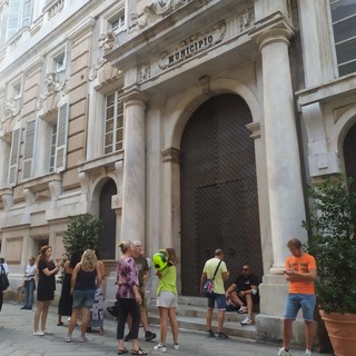 Genova, salta la fiaccolata davanti a Tursi, ma gli organizzatori non  avvisano i partecipanti. Un centinaio (senza fiaccole) in via Garibaldi (FOTO E VIDEO)