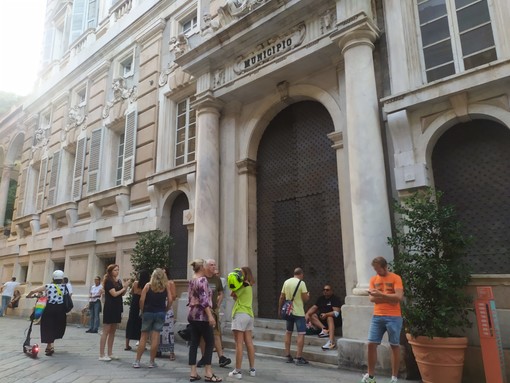 Genova, salta la fiaccolata davanti a Tursi, ma gli organizzatori non  avvisano i partecipanti. Un centinaio (senza fiaccole) in via Garibaldi (FOTO E VIDEO)