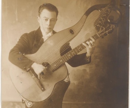 In piazza Ferraris un pannello dedicato al 'Paganini della chitarra' Pasquale Taraffo