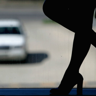 Rallentano le restrizioni per la pandemia e in via Sampierdarena il ritorno delle prostitute allarma i residenti