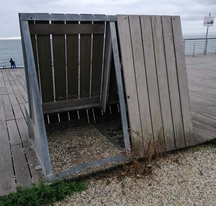 Voltri, le panchine ‘saccheggiate’ sulla passeggiata diventano un caso (FOTO)