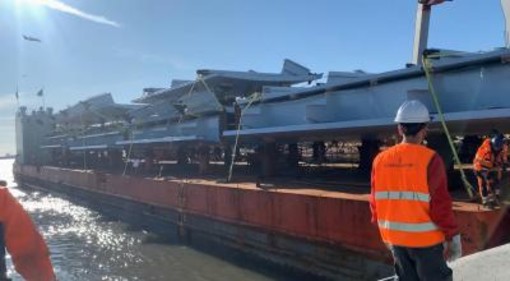 Ponte per Genova: l'arrivo in porto di nuovi pezzi del viadotto (VIDEO)