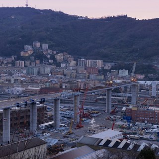 Emergenza coronavirus: in diretta streaming il Ponte per Genova s'illumina col tricolore