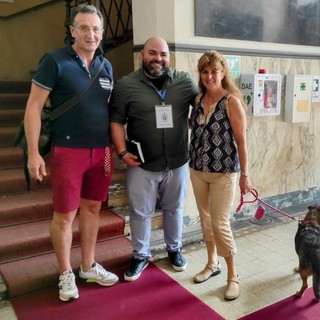 Paola Mini con il marito Alessandro, la cagnolina Nanà e l’operatore del Museo Umberto Cavaliere