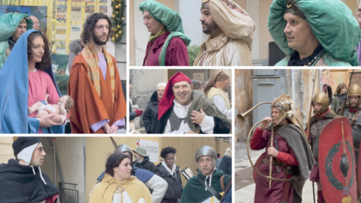 I figuranti del presepe itinerante invadono le vie del centro (Video)