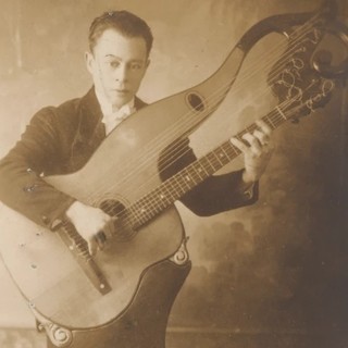 In piazza Ferraris un pannello dedicato al 'Paganini della chitarra' Pasquale Taraffo