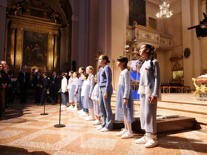 Il Piccolo Coro dell'Antoniano vestito dall'azienda lavagnese 'Magil'