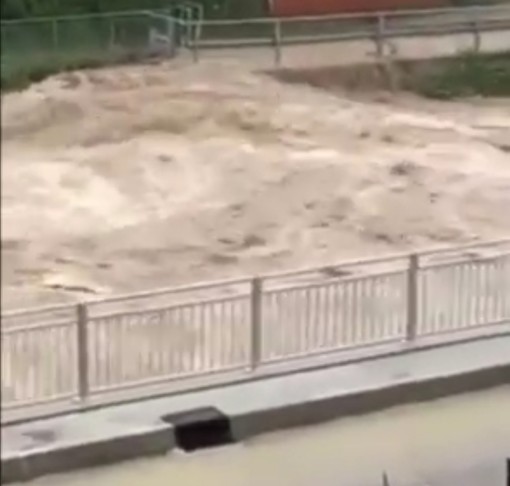 Maltempo a Genova: escono dagli argini rio Verde e rio Vaccarezza (VIDEO)