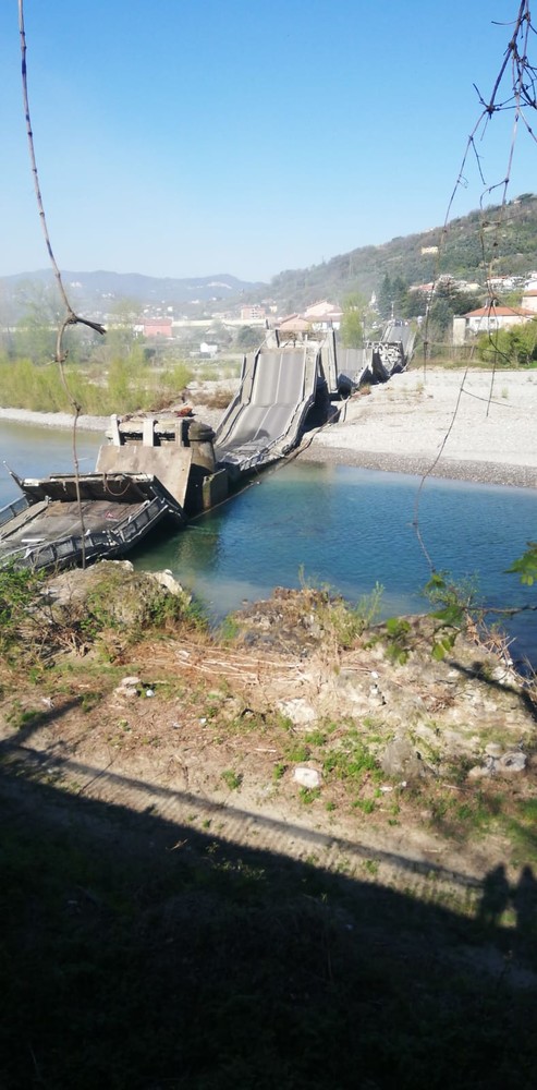 Crolla il ponte di Albiano, che collega Liguria e Toscana (foto e video)