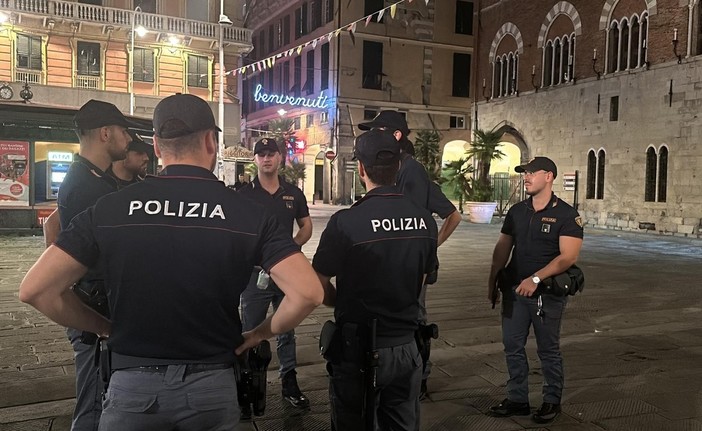 I controlli della polizia nel centro storico di Genova portano alla denuncia di un 30enne per rapina