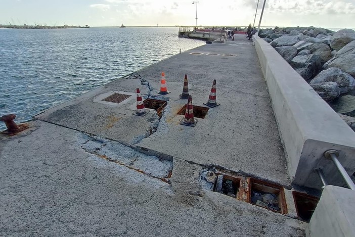 Pegli, c’è un enorme masso a Molo Archetti. E la Navebus non potrà attraccare a lungo