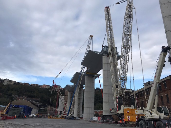 Nel giorno del ferimento dei tre operai, in quota la terza campata del ponte 'Per Genova'