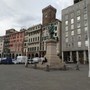 Caricamento, la nuova piazza divide: spazio verde e illuminazione scenografica, ma posti a sedere solo nei dehor