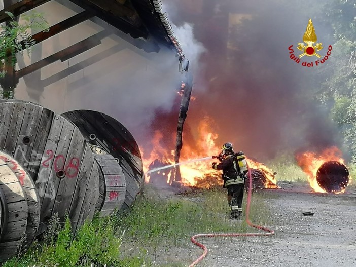 Pontedecimo: scoppia incendio nella stazione, domato con difficoltà