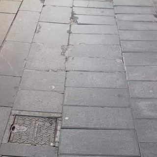 Via Sestri, monta il problema (non di poco conto) della pavimentazione sconnessa